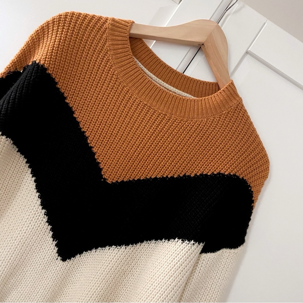 V-Shape Colorblock Sweater - image 4